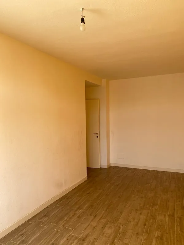 La stanza destinata a studio prima dei lavori, vuota, con pareti gialle