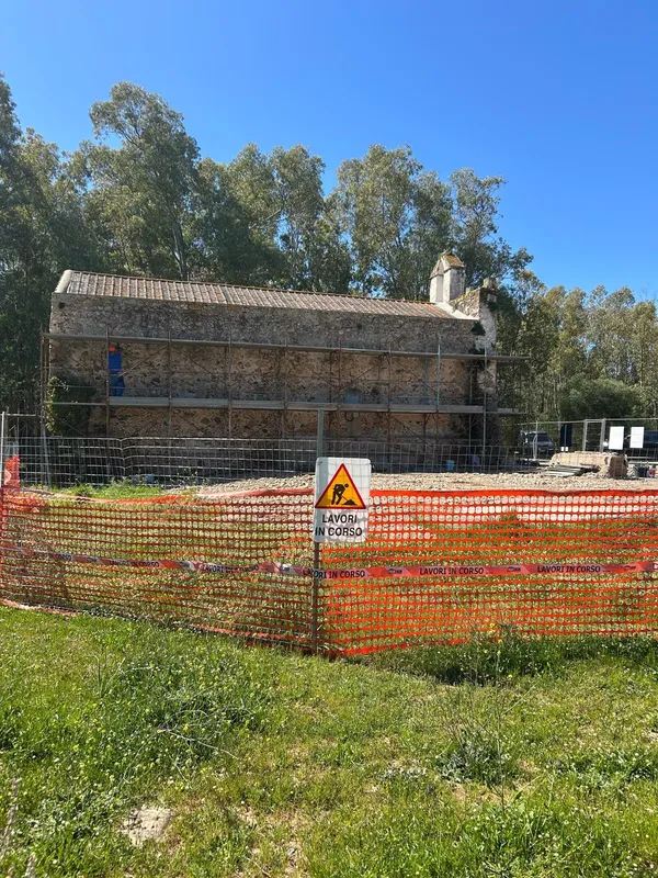 L'area di cantiere recintata con il ponteggio montato lungo il fianco della chiesa