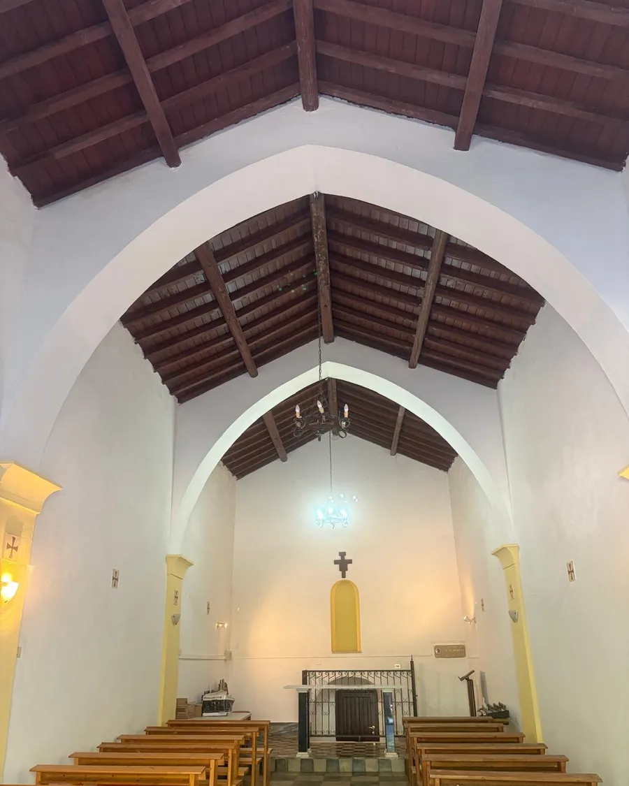 La navata dopo il restauro, con la copertura in legno completa e i banchi rivolti verso l'altare