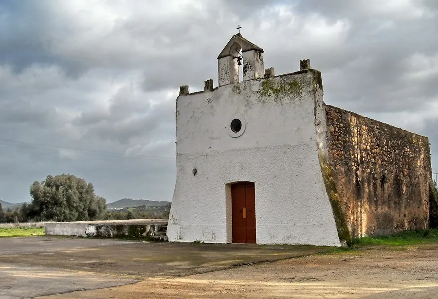 La chiesa di Santa Margherita prima del restauro, con la facciata ingrigita e il fianco in pietra a vista