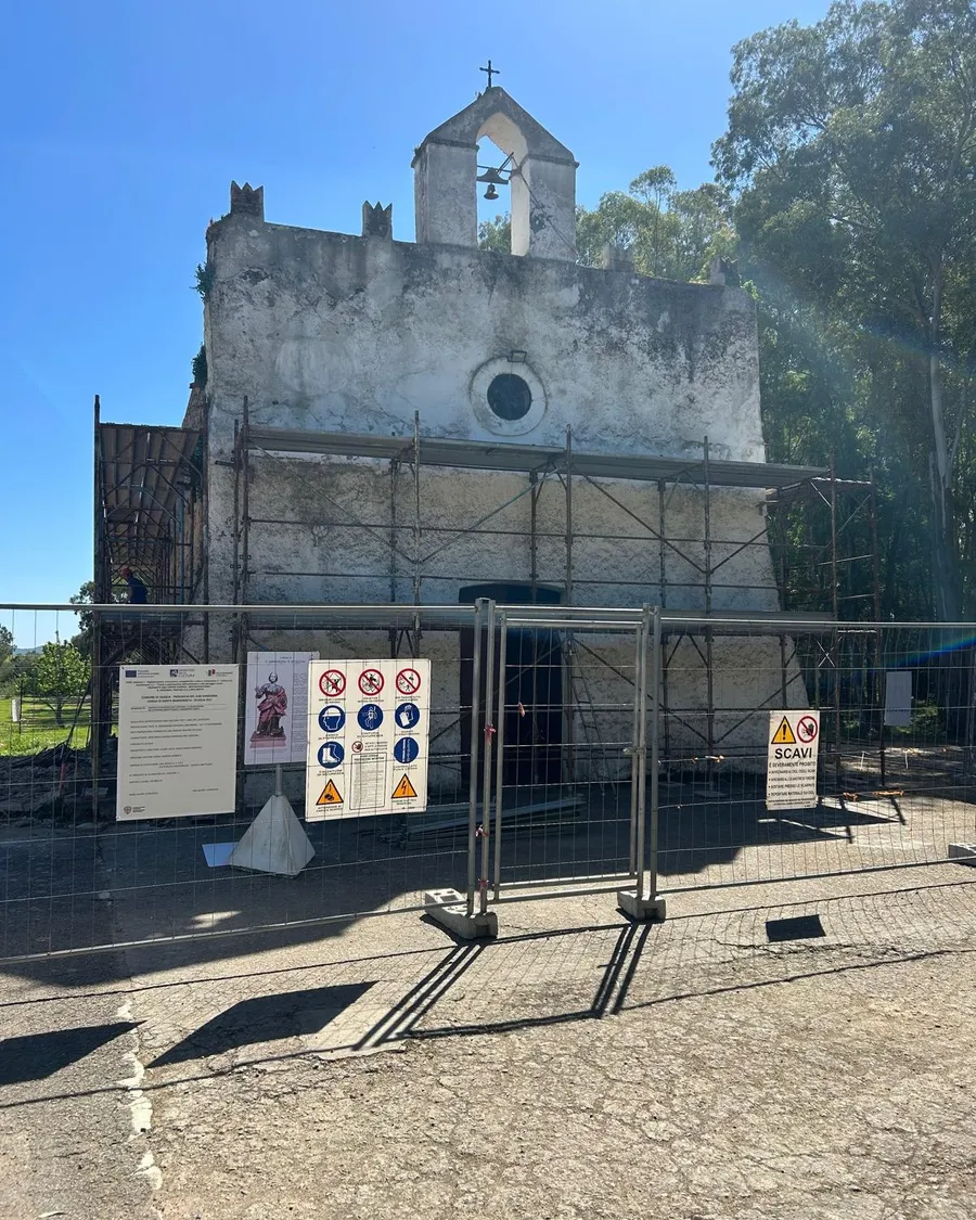 La facciata principale con il ponteggio montato e l'intonaco cementizio ammalorato