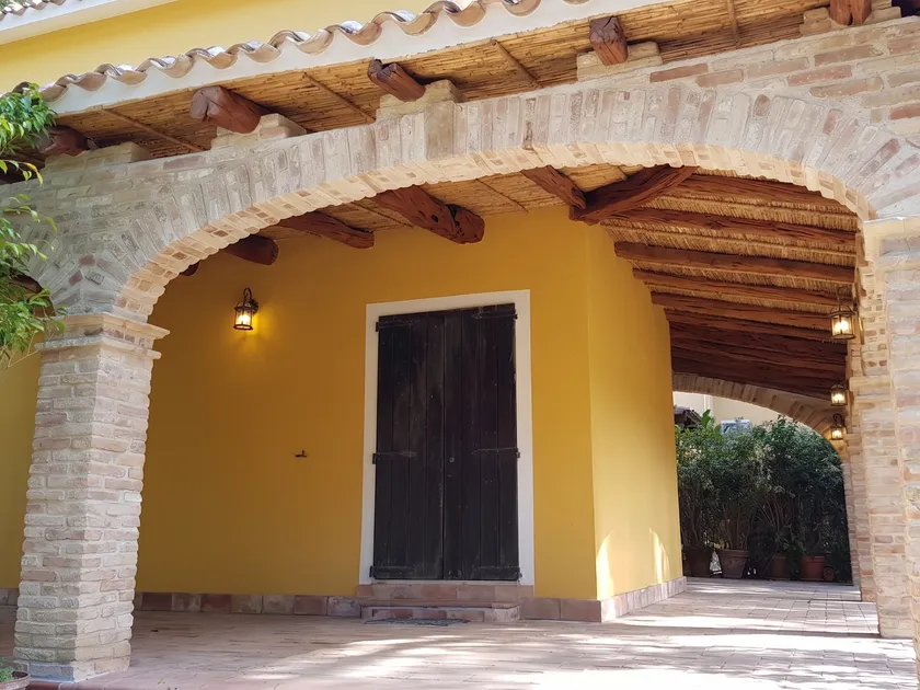 Arco in mattoni della veranda completata, vista diurna