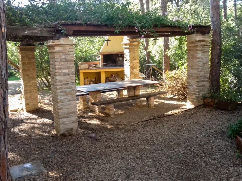 Il gazebo completato nel giardino della villa di Santa Margherita di Pula