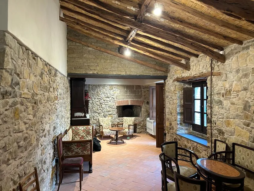 Interno della villa campidanese di Sanluri, con murature in pietra a vista e soffitto in travi e canne